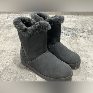 Brand New with Tags Cozy fur-lined boots, Size 5 Grey